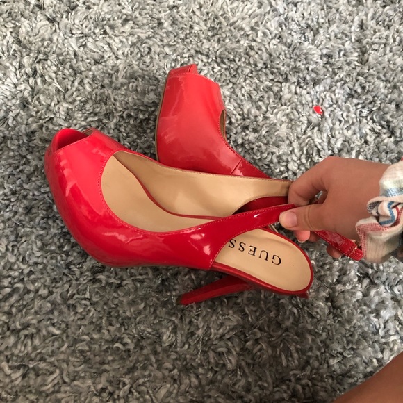 GUESS red pumps - Picture 3 of 4